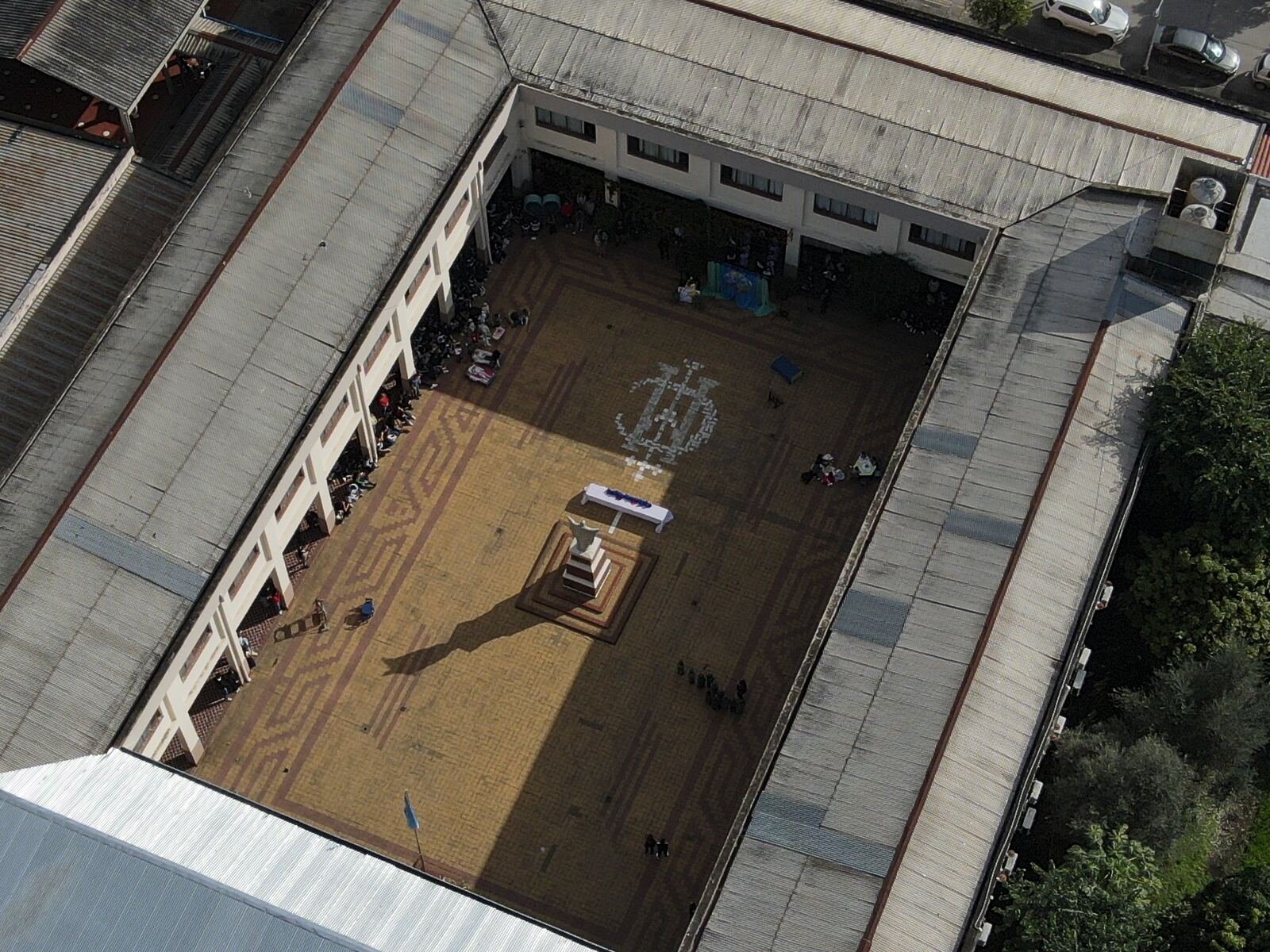 Vista aérea del patio central del colegio