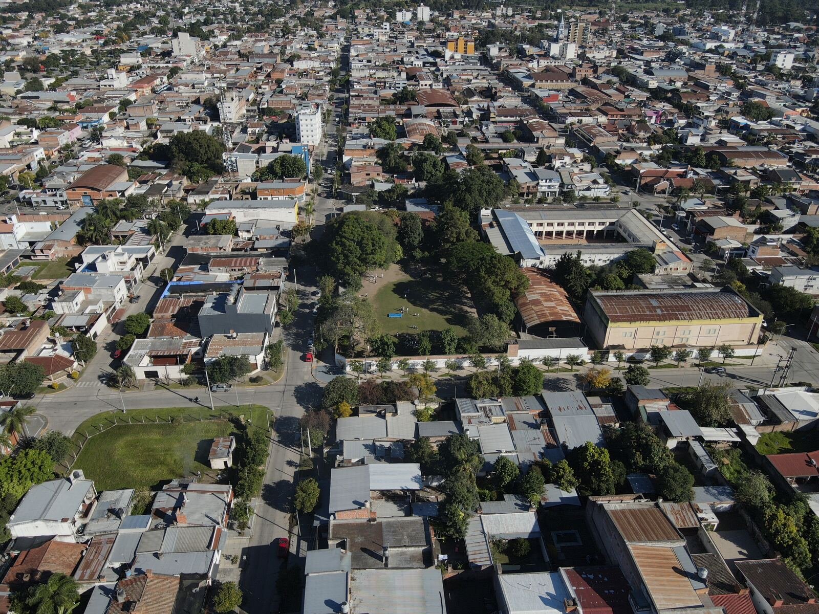 Chicos formando una figura en el patio, vistos desde arriba