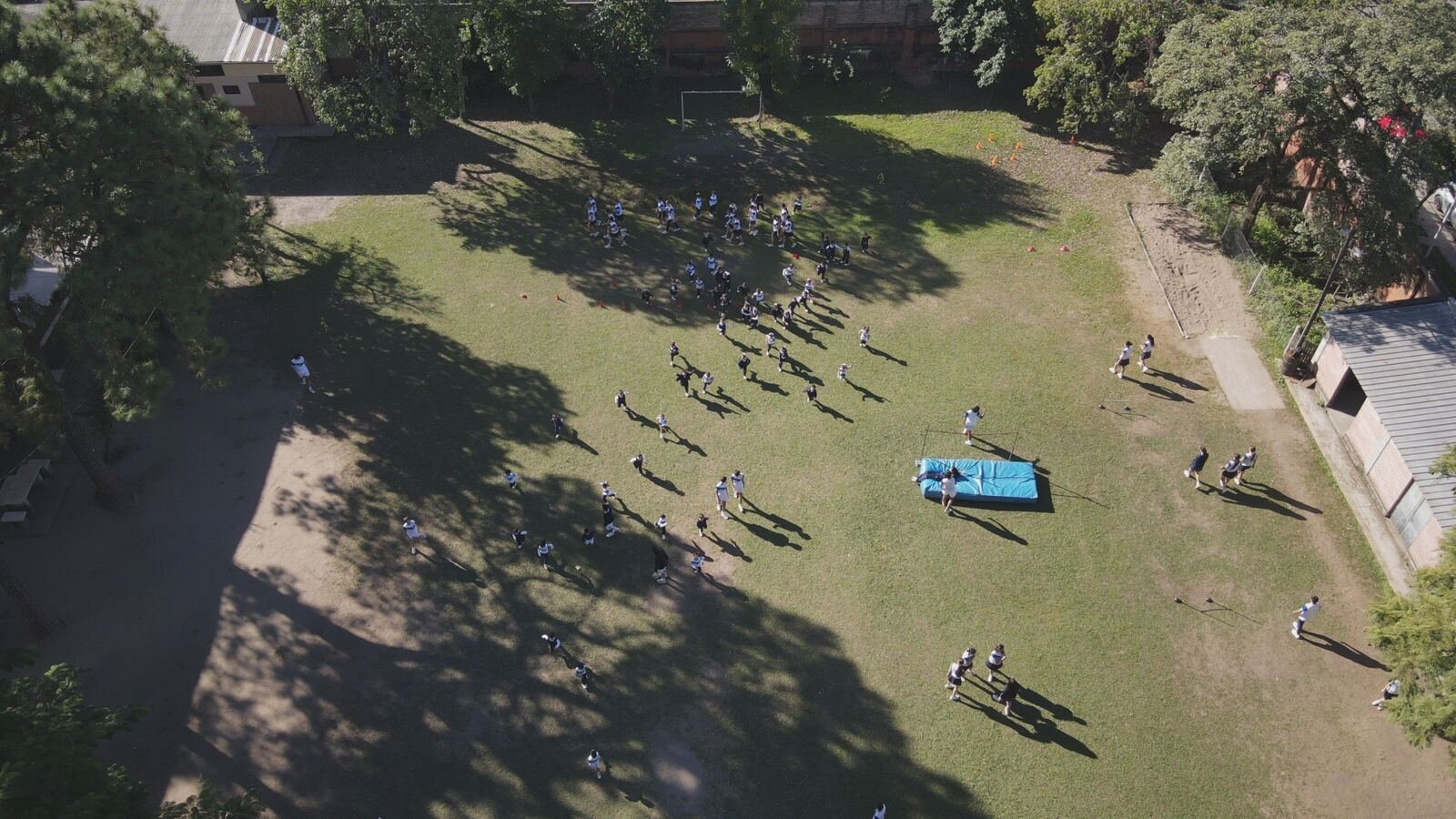 Actividad deportiva en el campo del colegio, vista aérea