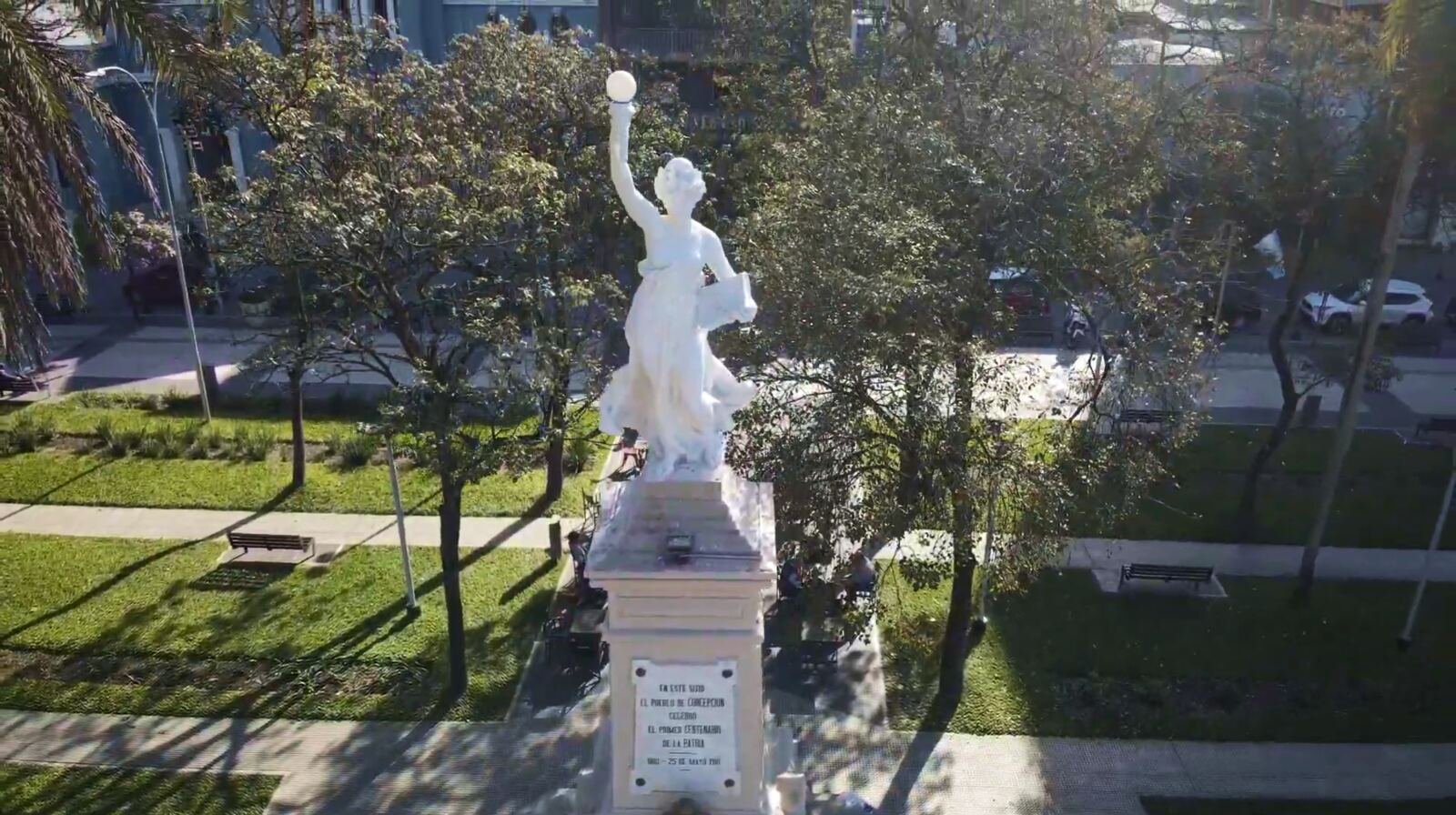 Vista aérea de un edificio frente a Plaza Mitre