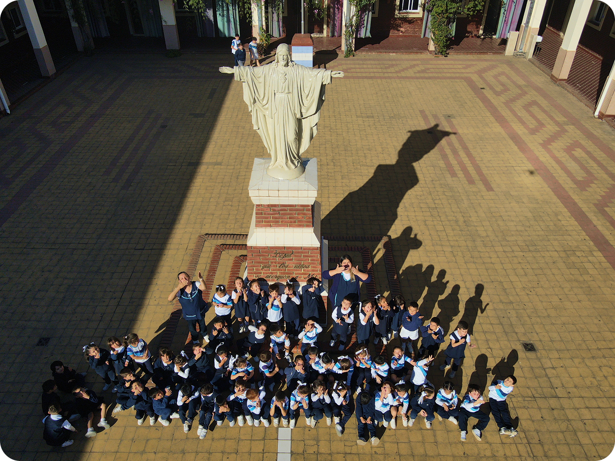 Foto aérea de los chicos del Jardín